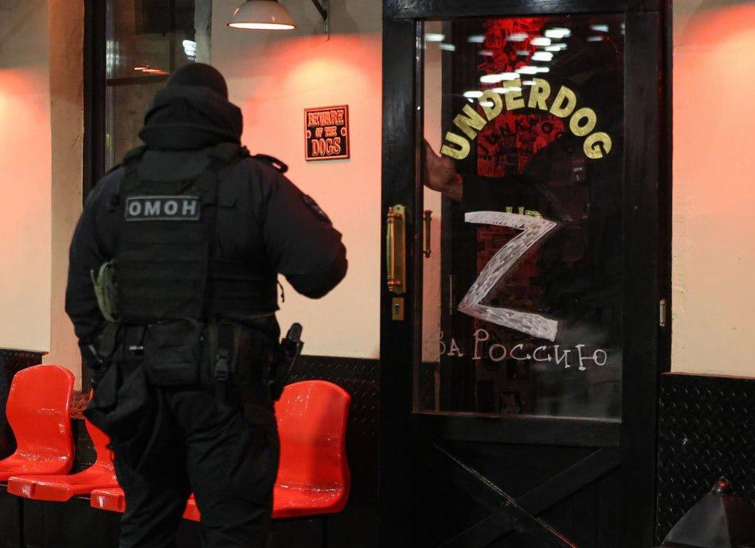 Одну сотрудницу заставили нарисовать на дверях заведения букву "Z" / фото SOTA Одну сотрудницу заставили нарисовать на дверях заведения букву "Z" / фото SOTA