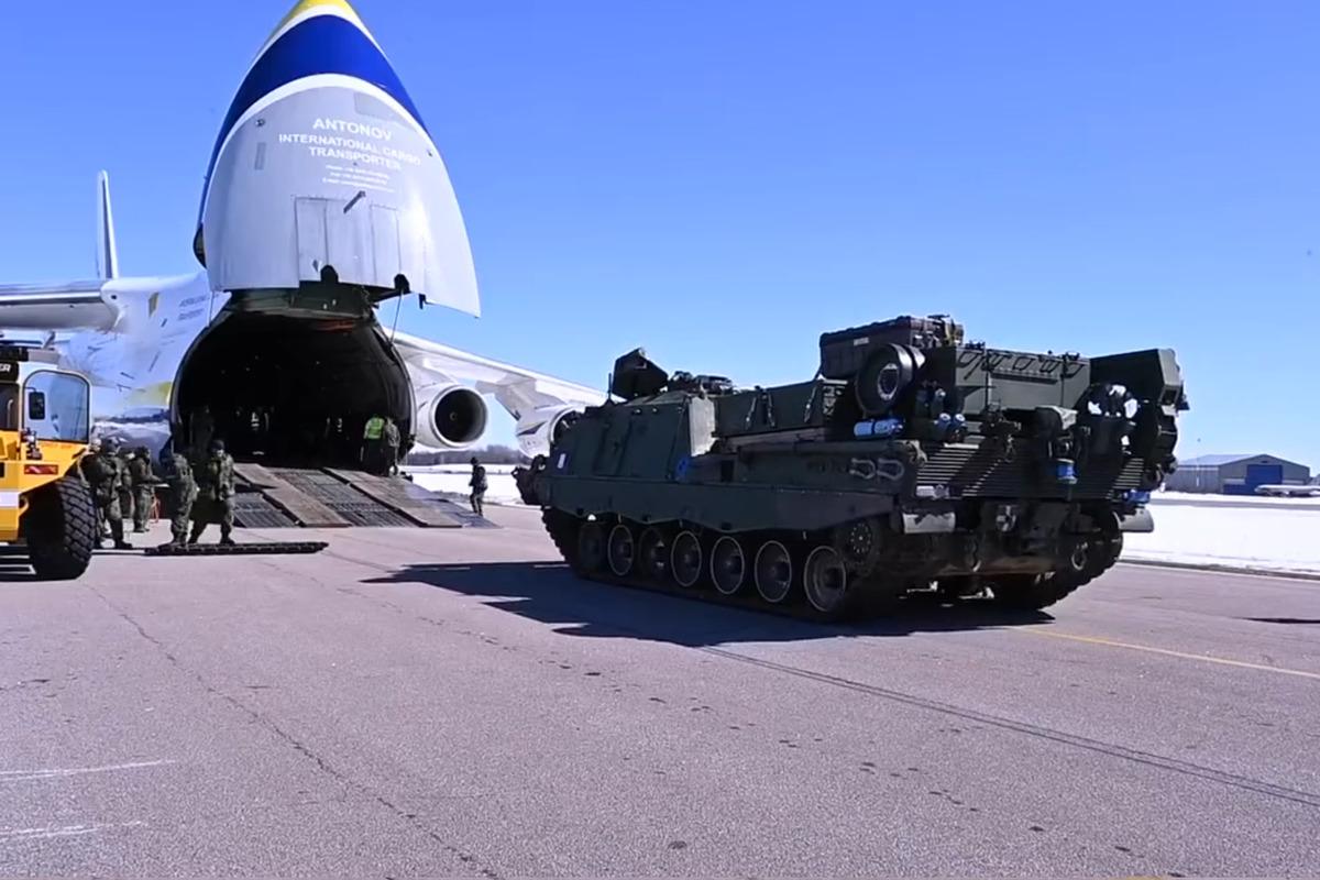 Міноборони Канади показало відправку БРЕМ Bergepanzer 3 до України / скріншот Міноборони Канади показало відправку БРЕМ Bergepanzer 3 до України / скріншот