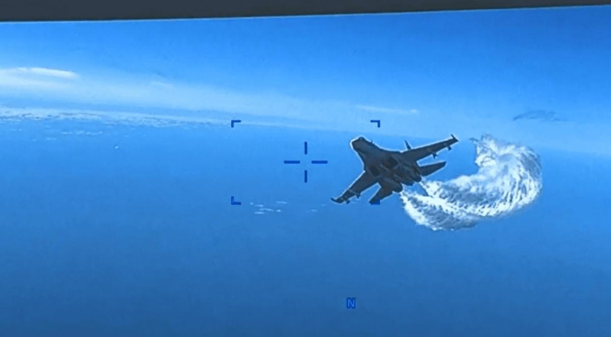Су-27 навмисно протаранили американський БПЛА у Чорному морі / Скріншот