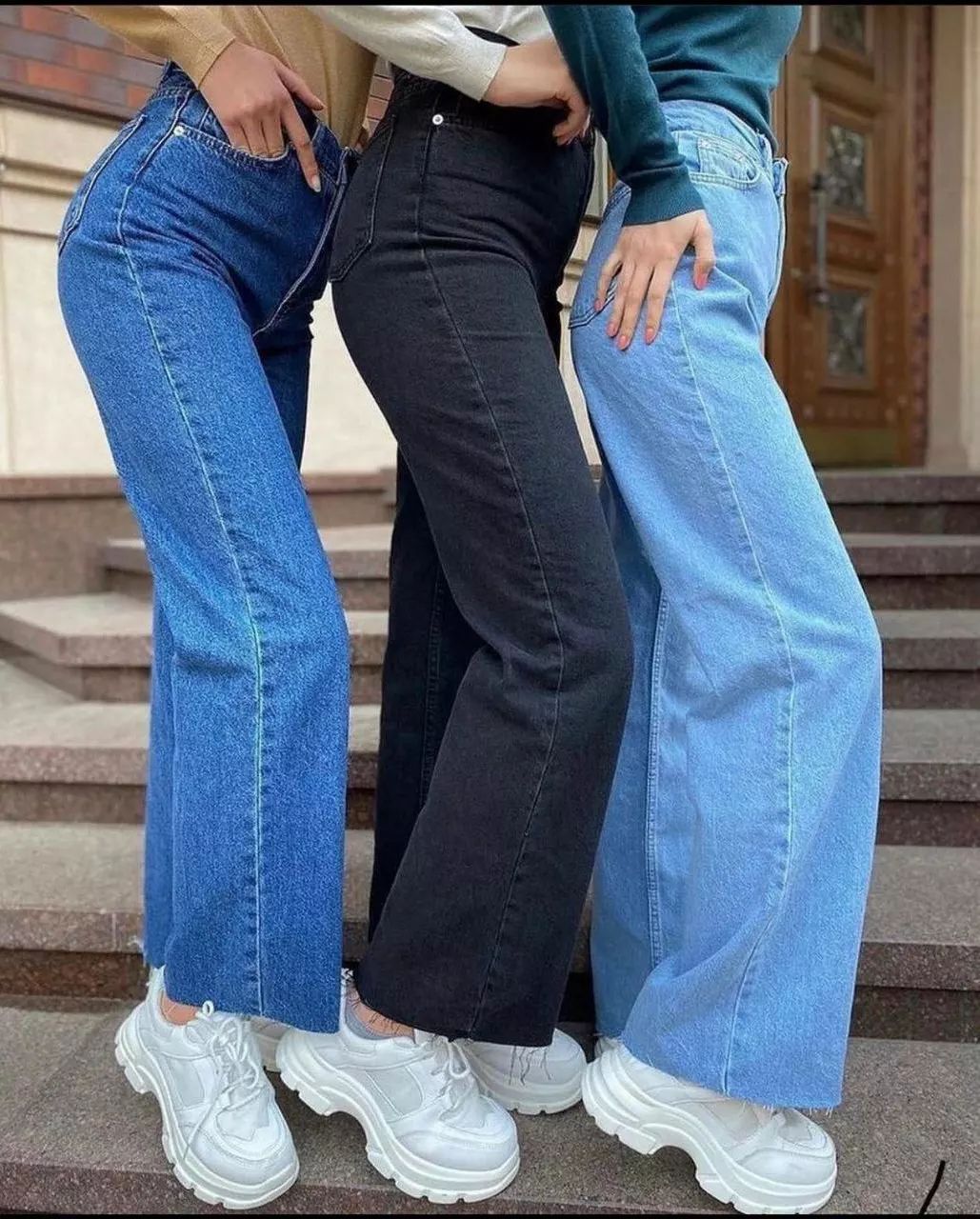 Прямые широкие джинсы с необработанным низом / Фото - instagram