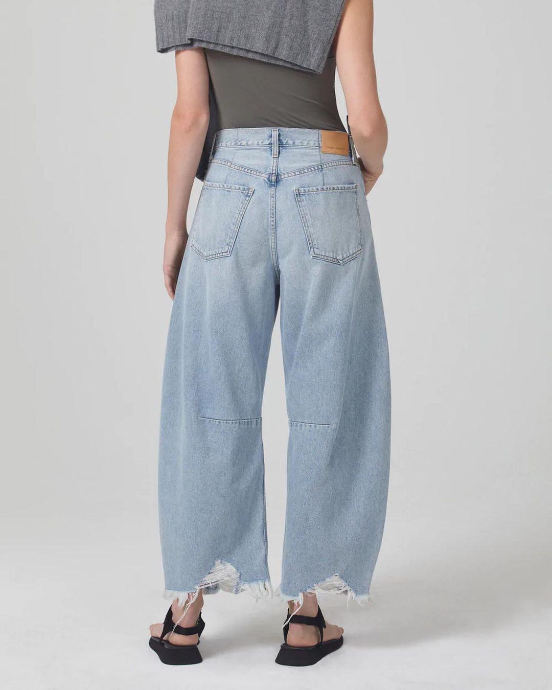 Прямі широкі джинси з необробленим низом / Фото - instagram