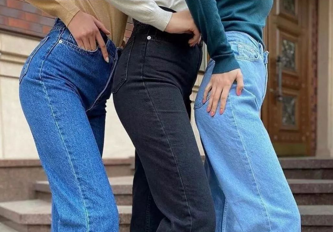 Прямые широкие джинсы с необработанным низом / Фото - instagram