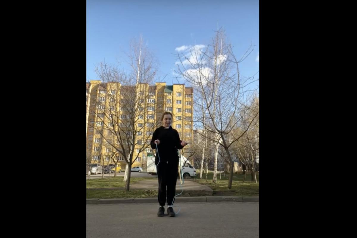 Девушка очень достойно держалась несмотря на то, что женщина ее оскорбляла / скриншот Девушка очень достойно держалась несмотря на то, что женщина ее оскорбляла / скриншот
