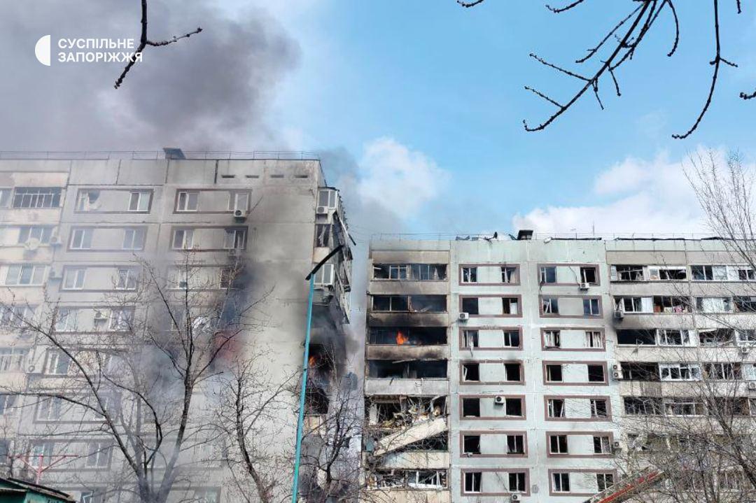 In Zaporozhye, a residential building is on fire / photo Suspilne In Zaporozhye, a residential building is on fire / photo Suspilne