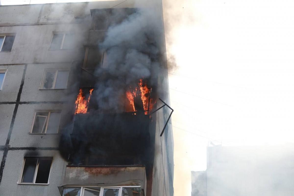 У будинках після влучання російської ракети почалася пожежа / фото Запорізька ОВА У будинках після влучання російської ракети почалася пожежа / фото Запорізька ОВА