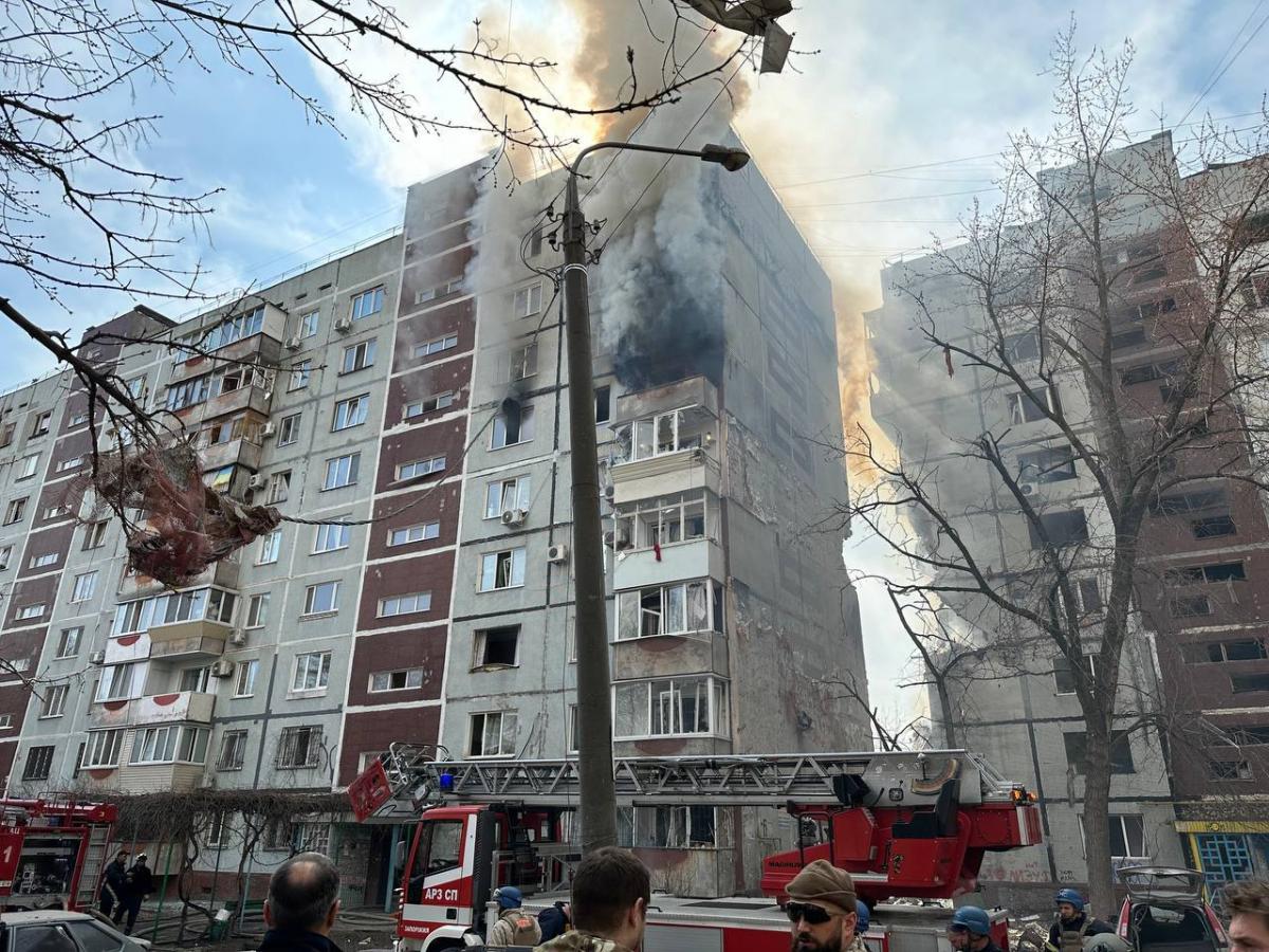 Количество пострадавших в результате удара по многоэтажке в Запорожье возросло / фото Анатолий Куртев