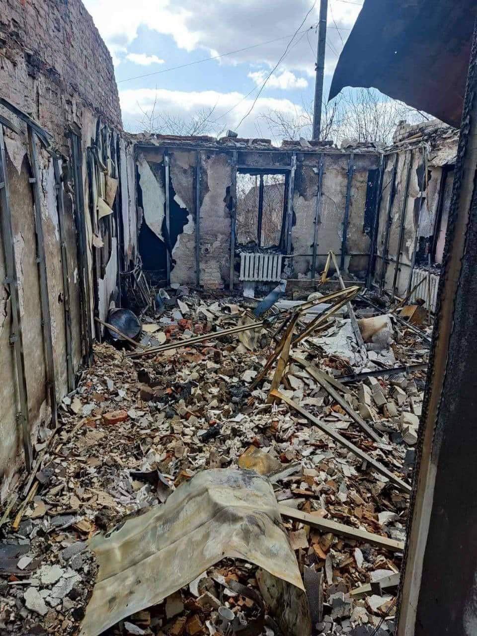 Жінка побачила замість свого будинку обгорілі стіни / фото надані Мариною Казанник