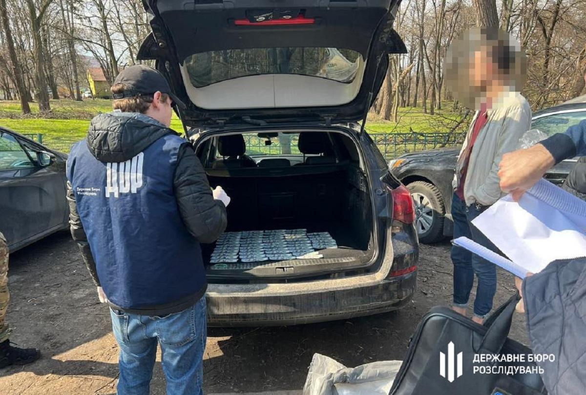 ГБР задержало правоохранителей при получении всей суммы взятки / фото t.me/DBRgovua ГБР задержало правоохранителей при получении всей суммы взятки / фото t.me/DBRgovua