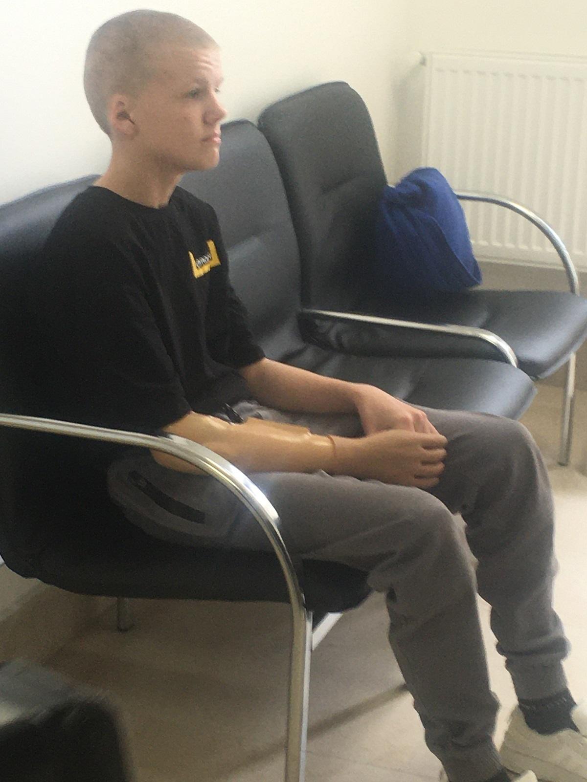 13-річний Дмитро з Одещини, який втратив руку, допомагаючи мамі по господарству / фото Мирослави Бзікадзе