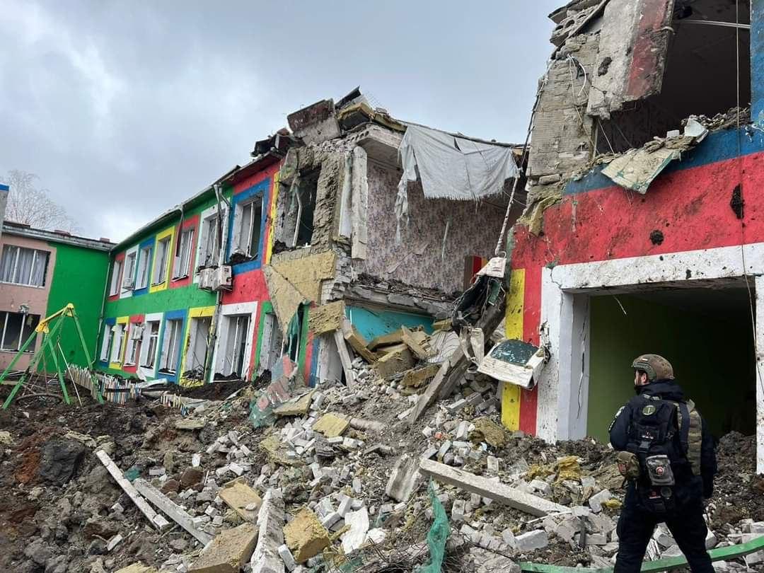 Російські окупанти вдарили по центру міста близько двома ракетами С-300 / фото Павло Кириленко