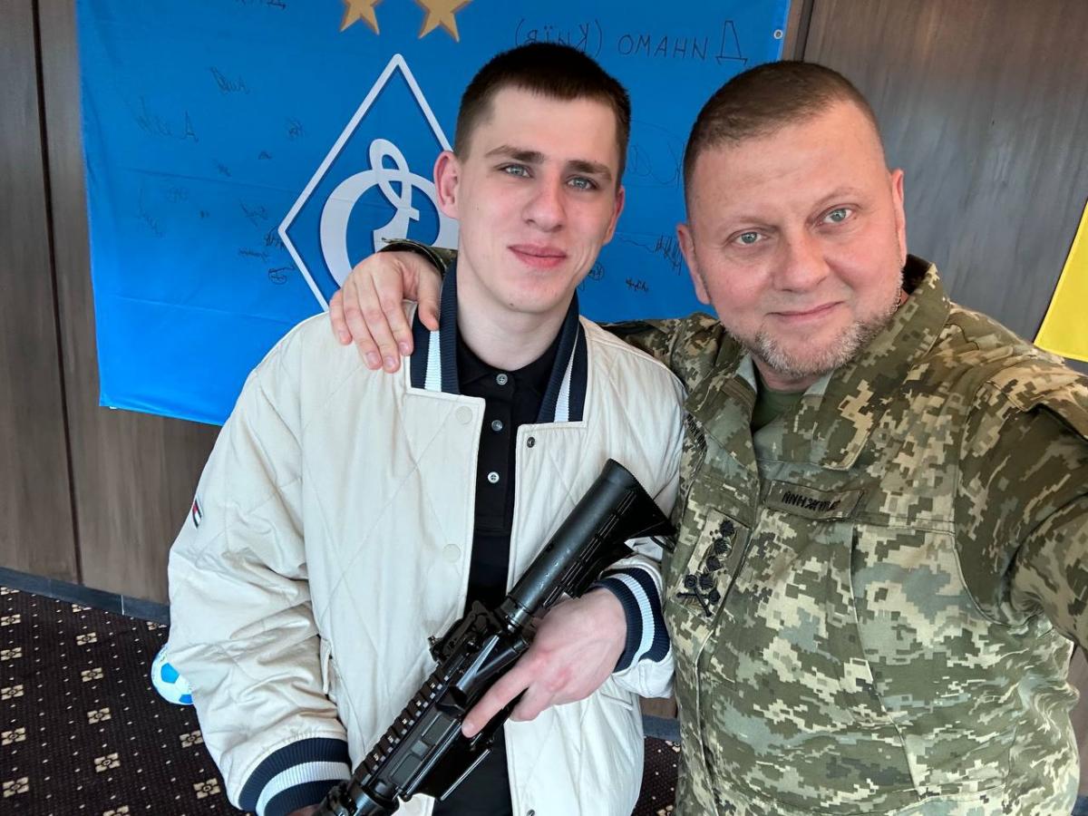 Руслан Зубарев получил почетную нагрудную награду / фото главнокомандующий ВСУ Руслан Зубарев получил почетную нагрудную награду / фото главнокомандующий ВСУ
