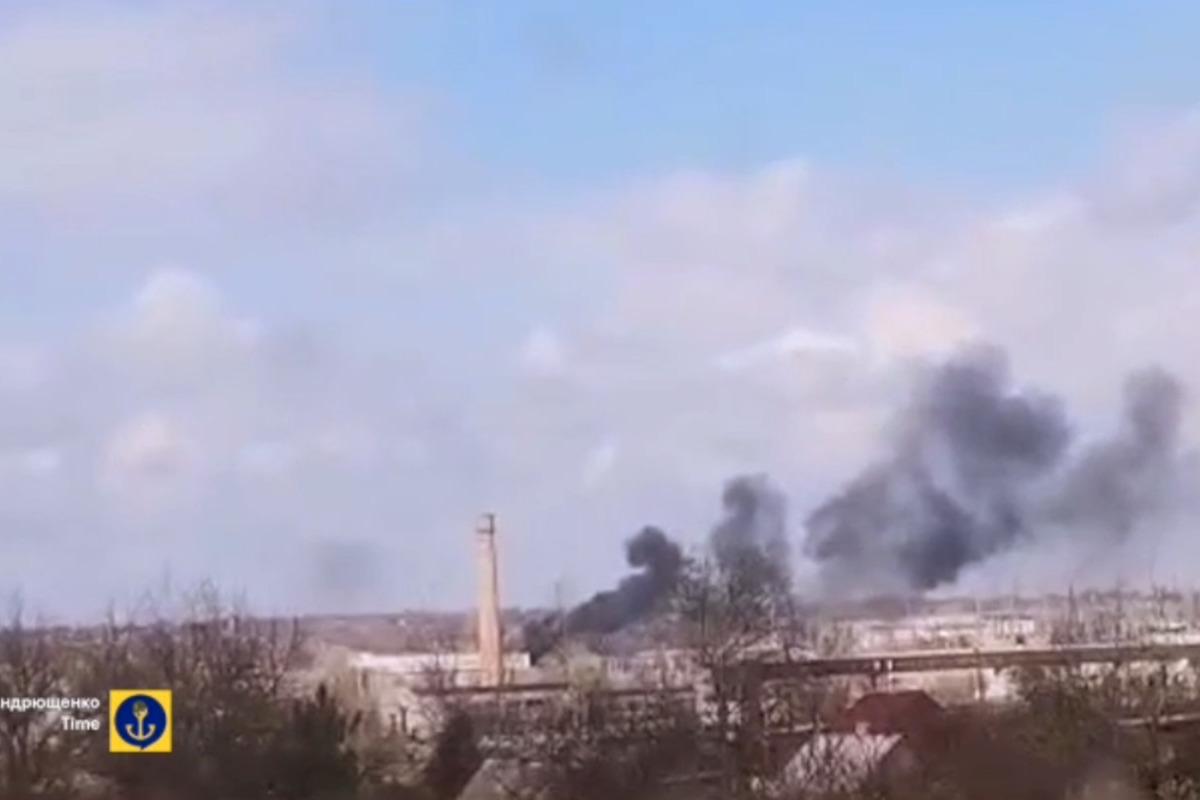 В Новотроицком взрывается вражеский боекомплект / скриншот В Новотроицком взрывается вражеский боекомплект / скриншот