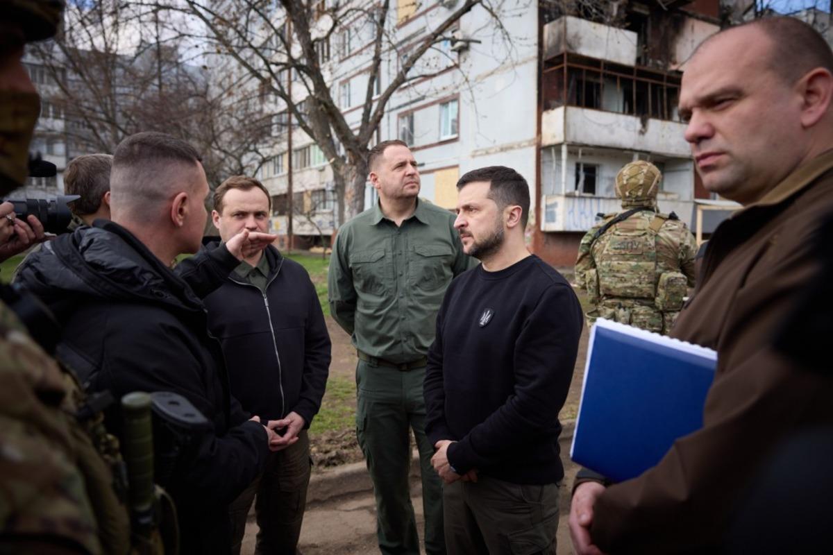 Зеленській ознайомився з перебігом ліквідації удару росіян по Запоріжжю 22 березня / фото president.gov.ua