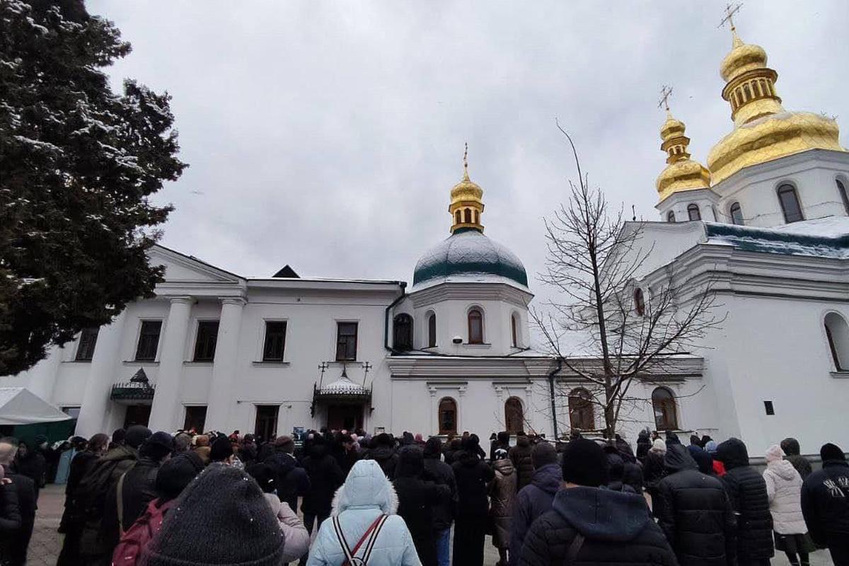Біля Лаври сьогодні багато вірян/ t.me/vartovi_kyiv Біля Лаври сьогодні багато вірян/ t.me/vartovi_kyiv