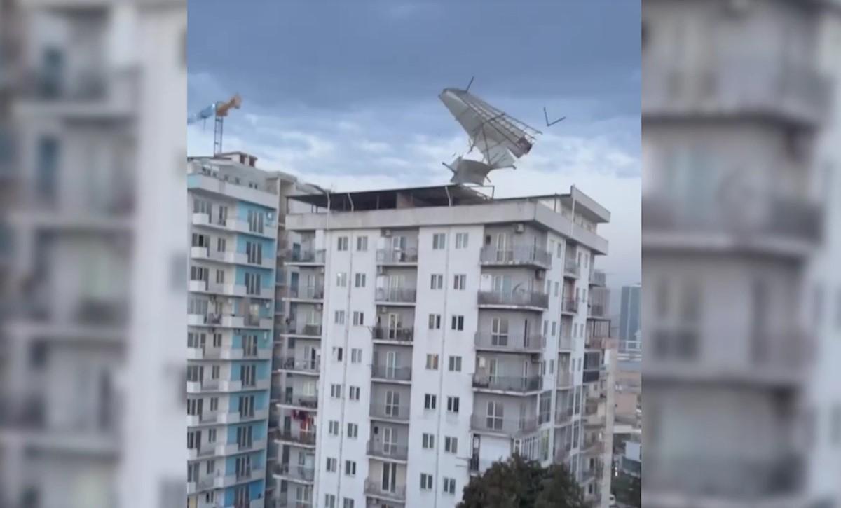 На Батумі обрушився сильний ураганний вітер / скріншот з відео На Батумі обрушився сильний ураганний вітер / скріншот з відео