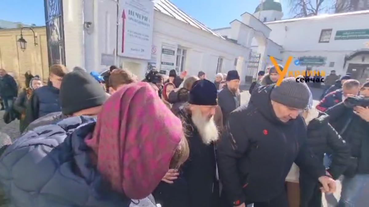 УПЦ МП виселяють з лаври / Скріншот УПЦ МП виселяють з лаври / Скріншот