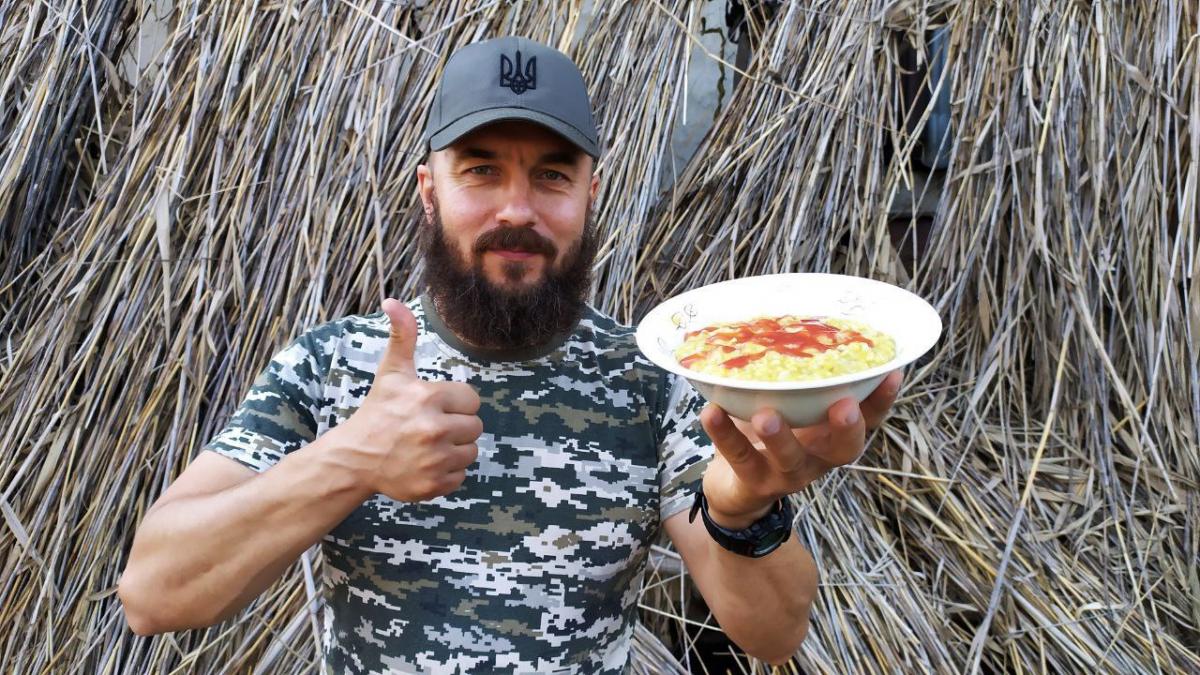 Військовий кухар Богдан з позивним "Волинський" в інтерв’ю УНІАН розповів, яку їжу готують в армії / фото надане Богданом "Волинським" Військовий кухар Богдан з позивним "Волинський" в інтерв’ю УНІАН розповів, яку їжу готують в армії / фото надане Богданом "Волинським"