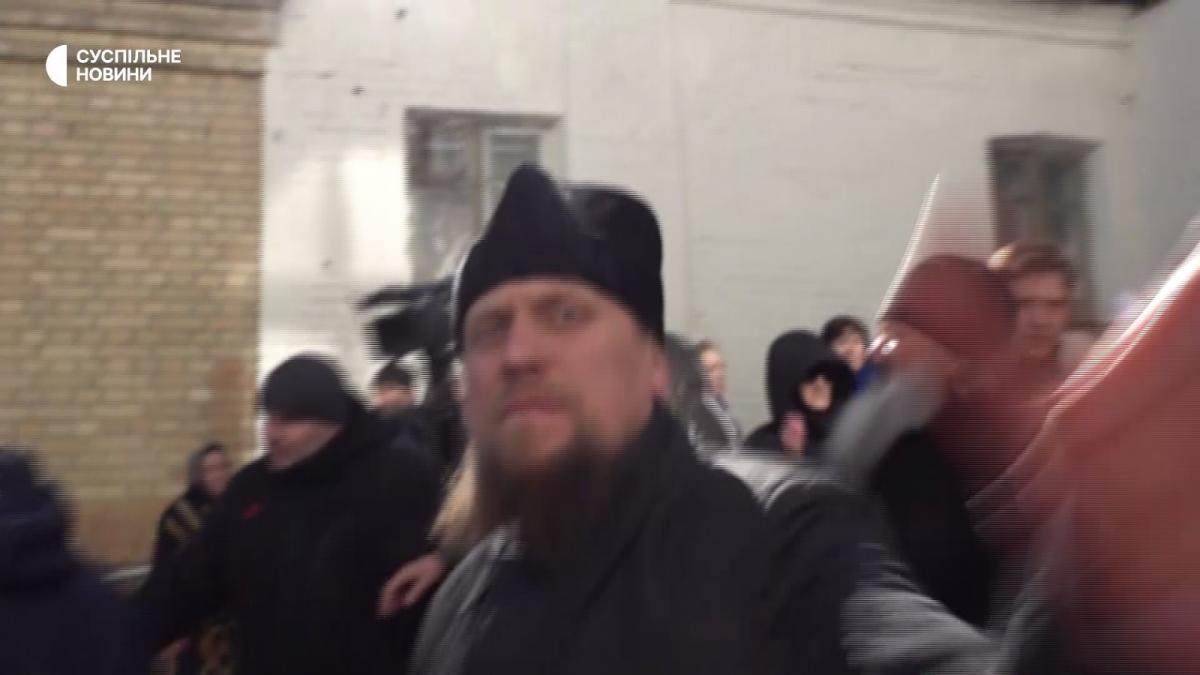 Поп напал на съемочную группу / скриншот Поп напал на съемочную группу / скриншот
