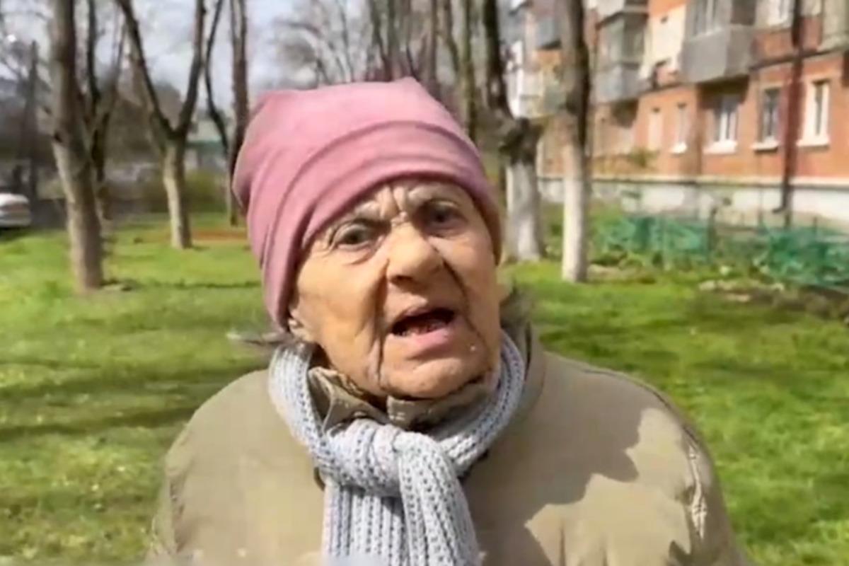 В РФ бабка отлупила "Зеленского" веником, чтобы узнать российское будущее / скриншот В РФ бабка отлупила "Зеленского" веником, чтобы узнать российское будущее / скриншот