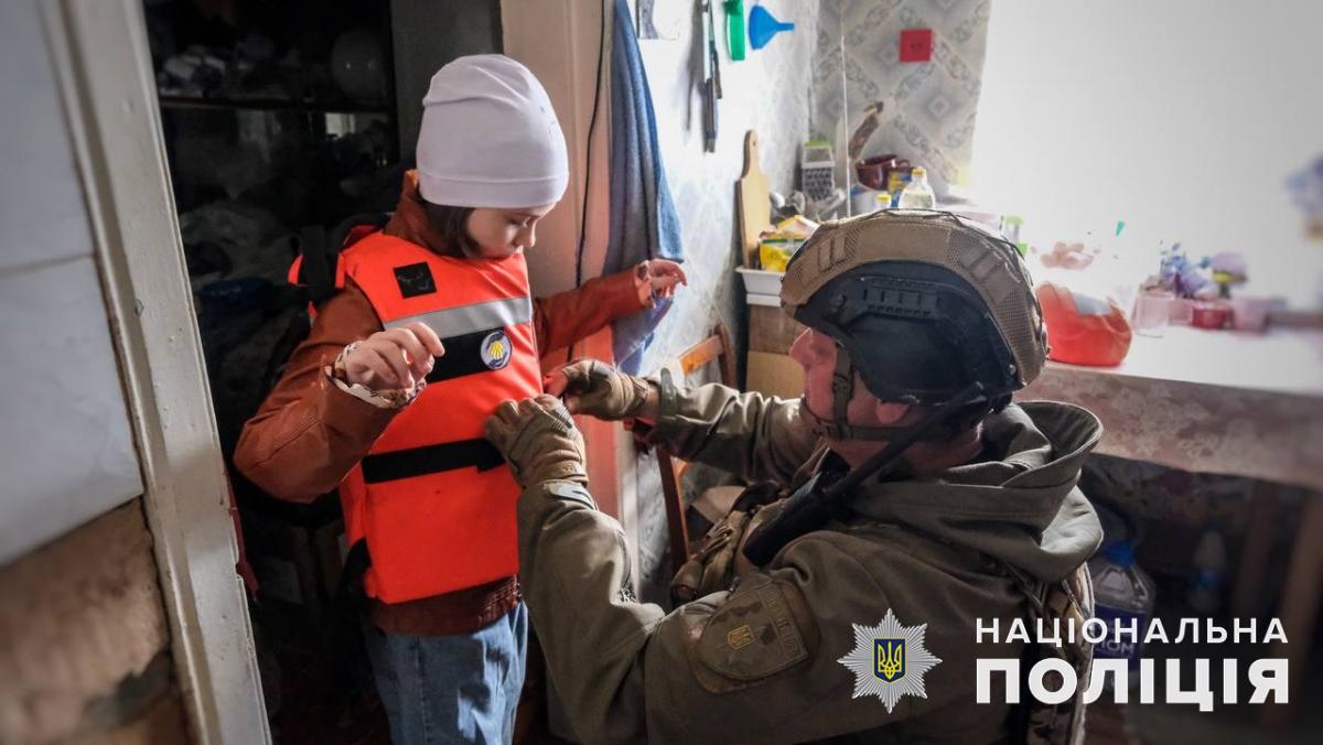 Частина людей не хочуть евакуюватися з фронтових зон і приховують дітей / фото поліція Донецької області Частина людей не хочуть евакуюватися з фронтових зон і приховують дітей / фото поліція Донецької області