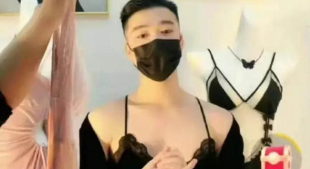 Порно видео мужчина который носит женские трусики