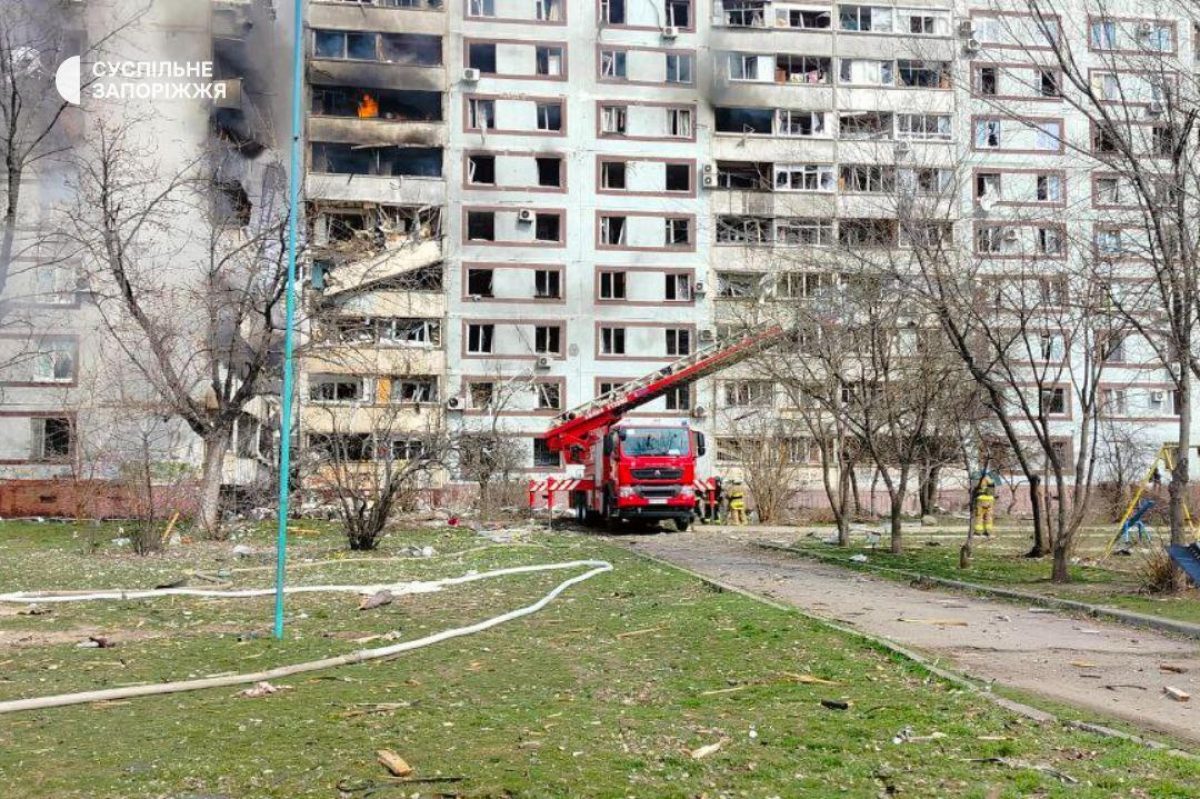 Запорожье сотрясла серия взрывов 22.03.2023 - ракета попала в дом в  Запорожье - фото — УНИАН