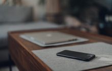 Цю помилку роблять майже всі: чому смартфон потрібно завжди класти тільки екраном вниз