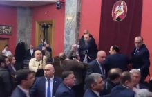 В парламенте Грузии произошла драка из-за закона об "иноагентах" (видео)