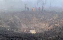 В Харьковской области на месте "прилета" зияет огромная воронка - СМИ (фото, видео)