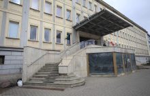 Раскладушки и "предупреждения": украинцы пожаловались на условия в варшавском центре для беженцев