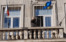 В Болгарии политик выбросил из мэрии флаг Украины и назвал украинцев фашистами (видео)