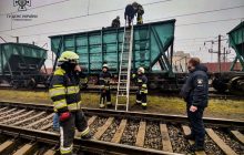 Смертельное селфи на вагоне поезда: подростков в Киевской области ударило током, один не выжил
