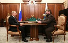 Кадиров у розпал "хвороби" начепив на палець "богорятувальний" предмет - ЗМІ (фото)