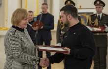 Зеленский вручил орден "Золотая Звезда" матери расстрелянного оккупантами героя (фото)