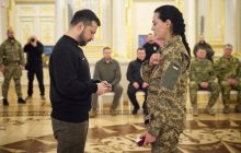 Невеста "Да Винчи" отдала Зеленскому боевой шеврон павшего Героя (фото)