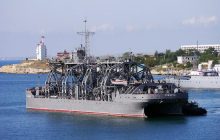 "Вот так Империя берет за шею США": в РФ показали, как достают сбитый БПЛА (фото)