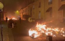 Сльозогінний газ, каміння і палаючі барикади: Париж охопили протести (відео)