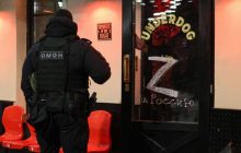 В Москве силовики вломились в бары и заставляли людей петь, угрожая электрошокером