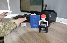 На Закарпатті 20-річний хлопець "позичив" дитину, щоб виїхати за кордон