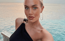 Британская модель вышла на красную дорожку в прозрачном платье без белья (фото)