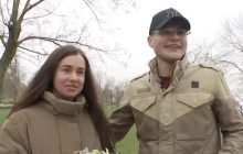 Військовий влаштував сюрприз своїй коханій просто під час ефіру (відео)