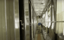 Скандал у потязі УЗ: провідника звинувачують у тому, що він ляснув дівчину по сідницях (відео)