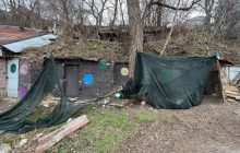 Журналісти дізналися подробиці про жінку, яка жила з немовлям у землянці на Печерську