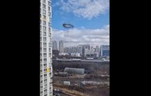 Над Москвой появилось странное кольцо дыма (видео)
