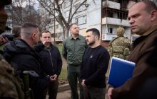 Зеленский провел ревизию на месте ракетного "прилета" в Запорожье