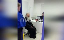 Митрополита Павла "застукали" за оформлением загранпаспорта (видео)