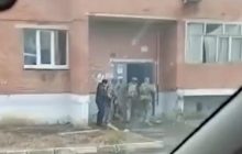Спецназ взяв штурмом квартиру росіянина, який писав антивоєнні пости в соцмережі (відео)