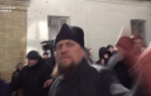 Піп УПЦ МП накинувся на журналістку на території Києво-Печерської лаври (відео)