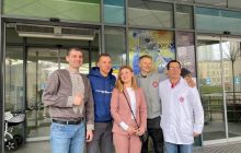 Легендарний Шевченко відвідав Охматдит: зіграв у футбол з дівчинкою, у котрої протезована нога