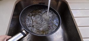 Как сделать любую сковороду антипригарной: трюк на 5 минут